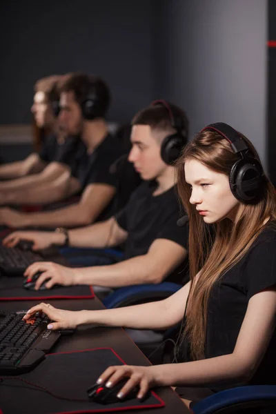 Femme dans l'équipe de joueurs eSport Jouer à des jeux vidéo sur un concours de cyber-jeux. — Photo