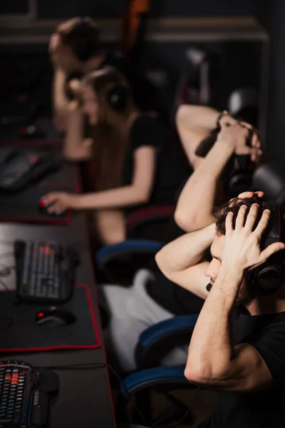 Cena emocional no clube de jogos do PC, onde um jogador ter sucesso, outra batalha perdida — Fotografia de Stock