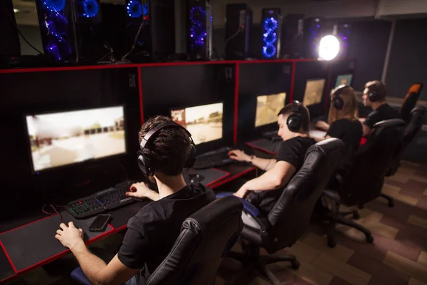 Tył graczy biorących udział w internetowym turnieju internetowym, w klubie gier komputerowych. — Zdjęcie stockowe