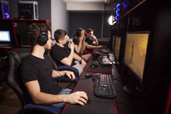 Jogadores casuais se reúnem no clube de jogos do PC para competir em torneios online — Fotografia de Stock