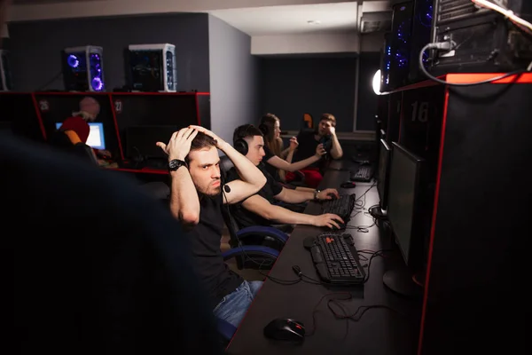 Jovens jogadores jogando videogame enquanto passam o fim de semana no clube de jogos do PC — Fotografia de Stock