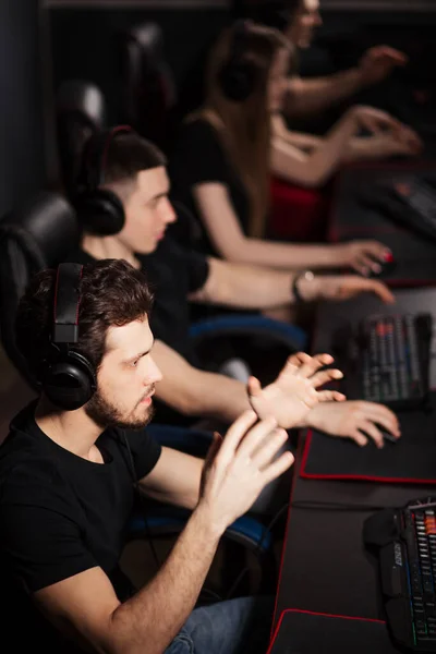 Jeunes joueurs jouant à un jeu vidéo tout en passant le week-end au club de jeux PC — Photo