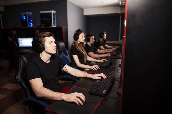 PCゲームクラブで週末を過ごしながらビデオゲームをプレイする若いゲーマー — ストック写真