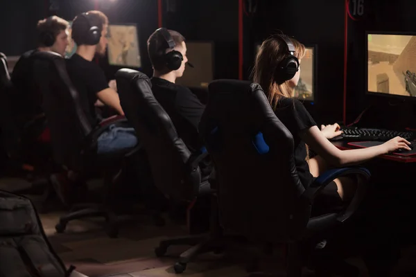 Junge Spieler spielen Videospiele, während sie das Wochenende im PC-Spieleclub verbringen — Stockfoto