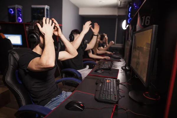 Emotional scene in pc gaming club where one gamer succeed, another lost battle — Stock Photo, Image