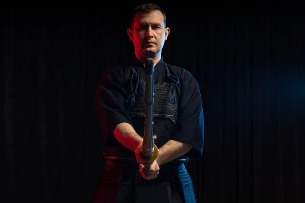Macho kendo fighter con espada de bambú shinai — Foto de Stock