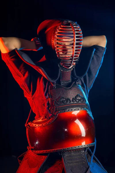 Mulher Kendo lutadora isolada. arte marcial japonesa de luta de espada — Fotografia de Stock