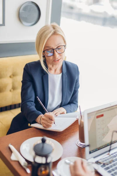 Positive business woman creating the project in the cafe — Stock Photo, Image