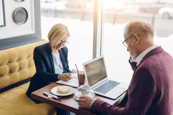 Viejo impresionante gente desarrollando su plan — Foto de Stock