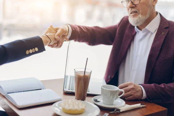 Benvenuto nel nostro business, compagnia. barbuto, uomo che saluta il suo cliente — Foto Stock