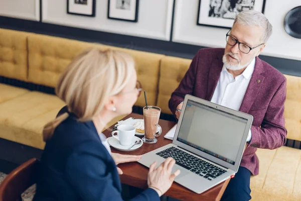 Dos ancianos que componen un proyecto — Foto de Stock