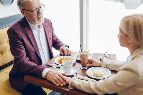 Amorevole vecchia coppia che fa una chiacchierata in caffetteria — Foto Stock