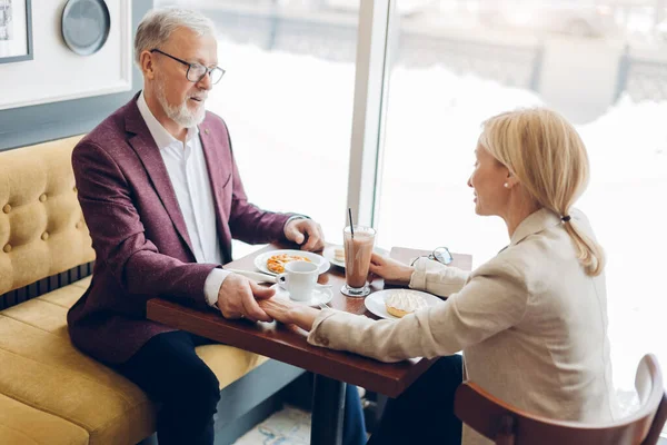 Uomo elegante mostrando il suo affetto, sensazione di una bella donna bionda — Foto Stock