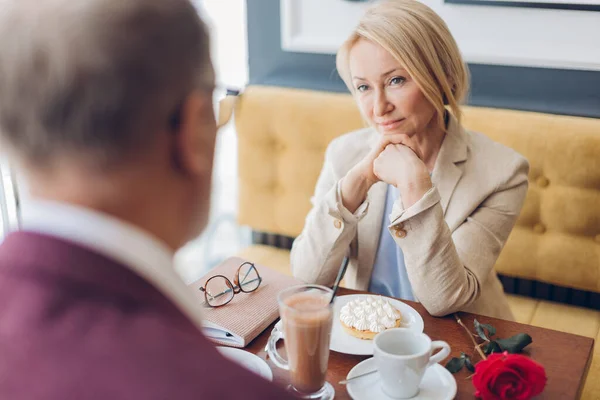 Attraktiv kvinna i snygga kläder lyssnar på sin vän mycket uppmärksamt — Stockfoto