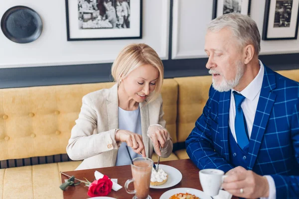 Vacker blond snygg affärskvinna skära tårtan — Stockfoto