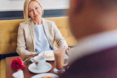 Harika güzel sarışın bayan dinleniyor.