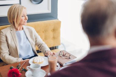 Yaşlı adam ve kadın hayatlarını analiz ediyorlar.