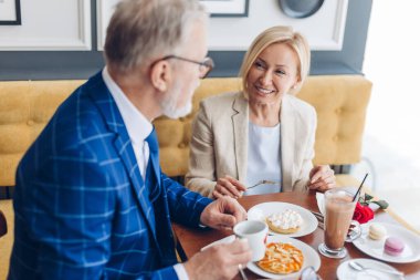 Zarif bir adam muhteşem sarışın bir kadına fıkra anlatıyor.