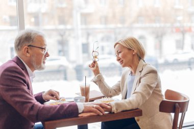Kadın ve erkek arasındaki ilişki. Sevgi dolu erkek ve kadın güzel bir gün geçiriyor.