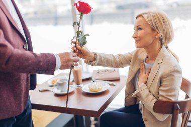 Sevgililer Günü 'nde yaşlı mutlu çift