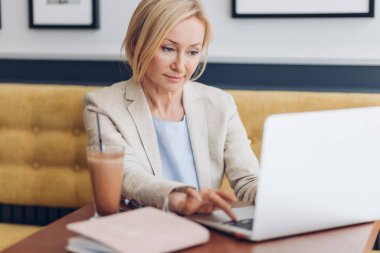 İyi görünümlü yönetici çalışmaya odaklanmış.