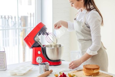 Şef karışık hamuru kontrol ediyor