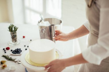 Bir yemek şovuna katılan bir kız