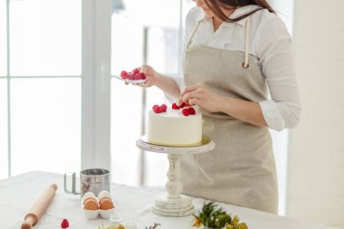 Sanat eseri. Karmaşık ve cezbedici tasarımlar yaratmak bir pastayı süslemek