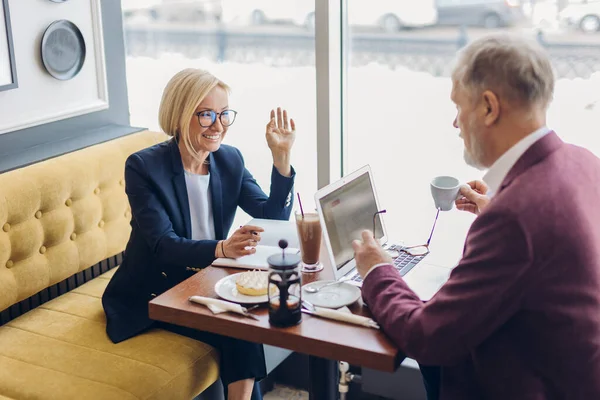 Dos pareja de enamorados divirtiéndose en el café — Foto de Stock