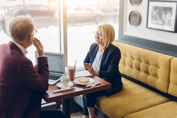 Duas pessoas inteligentes brainstorming no café — Fotografia de Stock