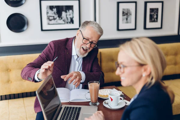 Viejo hombre de negocios disfrutando de los resultados de su trabajo socios — Foto de Stock