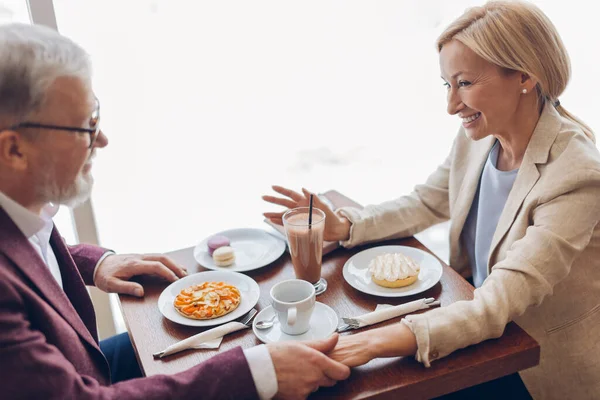 Pareja romántica compartiendo momentos tiernos —  Fotos de Stock