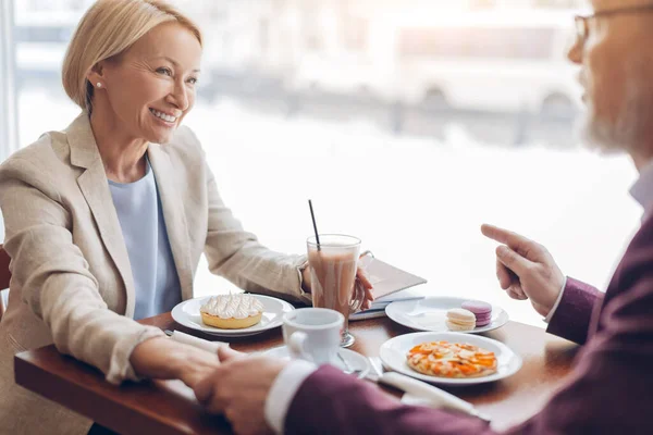 Leende vacker blond kvinna lyssnar på sin pojkvän — Stockfoto