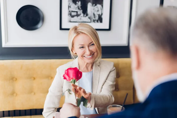 Positiv fantastisk kvinna att få en ros på hennes födelsedag — Stockfoto