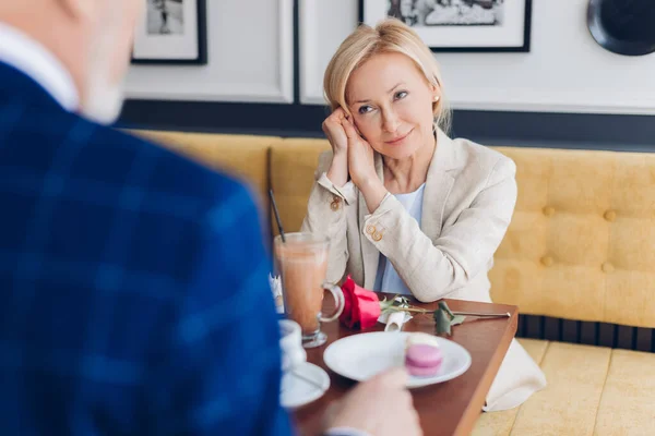 Vacker blond kvinna med ömt uttryck sitter med sin beundrare — Stockfoto