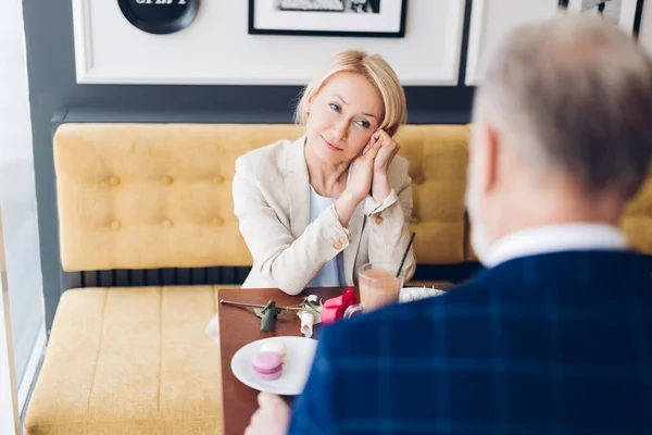 Hoş, gülümseyen bir kadın kocasıyla kafede vakit geçiriyor. — Stok fotoğraf