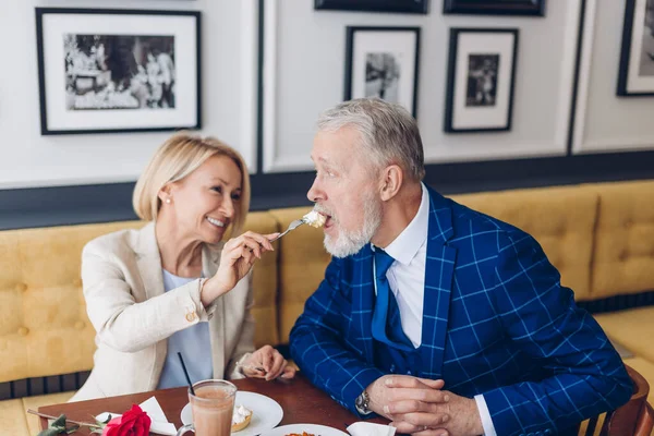 Υπέροχο ζευγάρι απολαμβάνει το γεύμα στο καφέ — Φωτογραφία Αρχείου