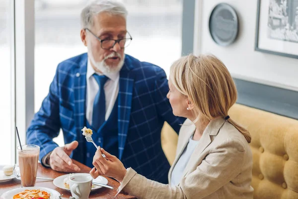 Bello uomo barbuto con gli occhiali parlando la sua mente sul problema — Foto Stock