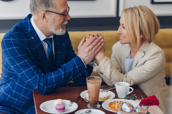 Mogna smarta par tittar på varandra med omsorg och uppriktiga känslor — Stockfoto