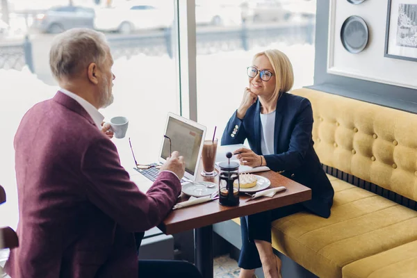 Hermosa mujer periodista realización de una entrevista con famoso hombre de negocios — Foto de Stock