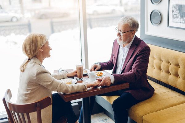 красивый мужчина, признающийся в любви к прекрасной женщине