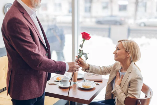 Vacker vacker snygg kvinna tacka sin pojkvän för en gåva — Stockfoto