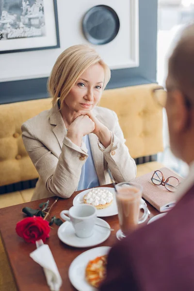 Kvinna med skeptiska uttryck har en chatt med partner — Stockfoto