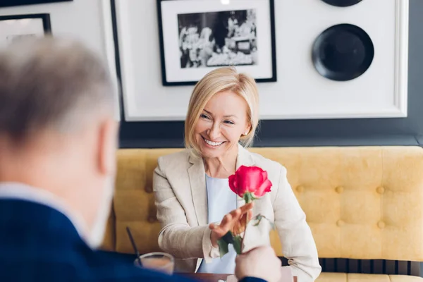 Hombre amoroso está presentando una flor a su esposa — Foto de Stock