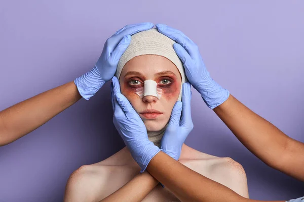 Cirurgião plástico tratando lesões faciais — Fotografia de Stock