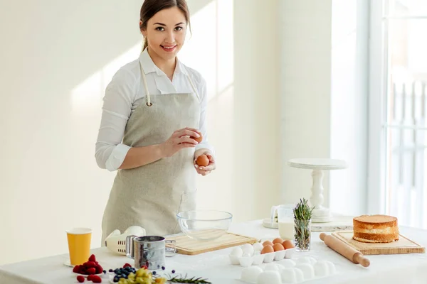 Junges talentiertes Mädchen bereitet Kuchen zu und schaut in die Kamera — Stockfoto