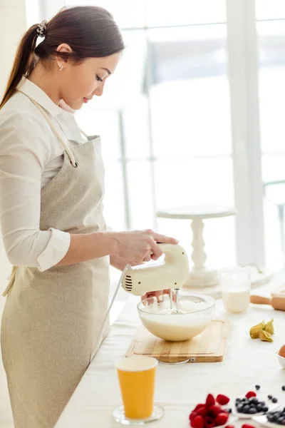 Attractive Asian girl mixing the ingredients slowly — Stock Photo, Image