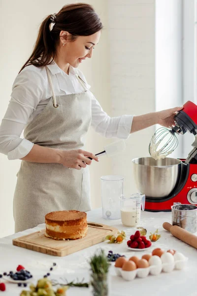 Attraktive angenehme Mädchen hat Mixer in der Küche verwendet — Stockfoto