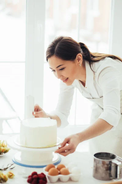 Belle fille faire gâteau belle — Photo