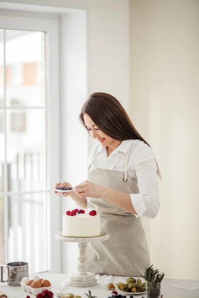 Frau macht helles und schönes Dessert für Kunden — Stockfoto